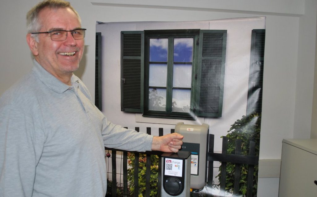 Bild Friedrich Vogel vor System YouCharge von Enio